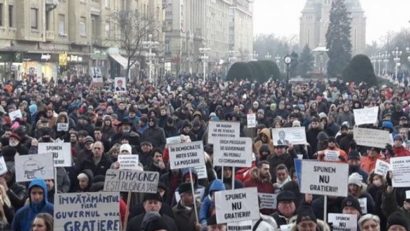 Timişorenii au ieşit din nou în stradă. Protest în Piaţa Victoriei faţă de amnistie şi graţiere