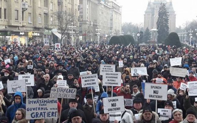 Timişorenii au ieşit din nou în stradă. Protest în Piaţa Victoriei faţă de amnistie şi graţiere