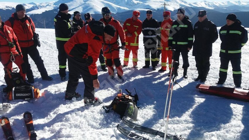 [FOTO] Exerciţiu de salvare în caz de avalanşă pe Muntele Mic