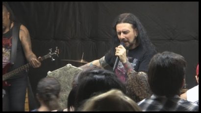 [VIDEO] Enoriaşii unei biserici folosesc stilul heavy metal pentru a se ruga