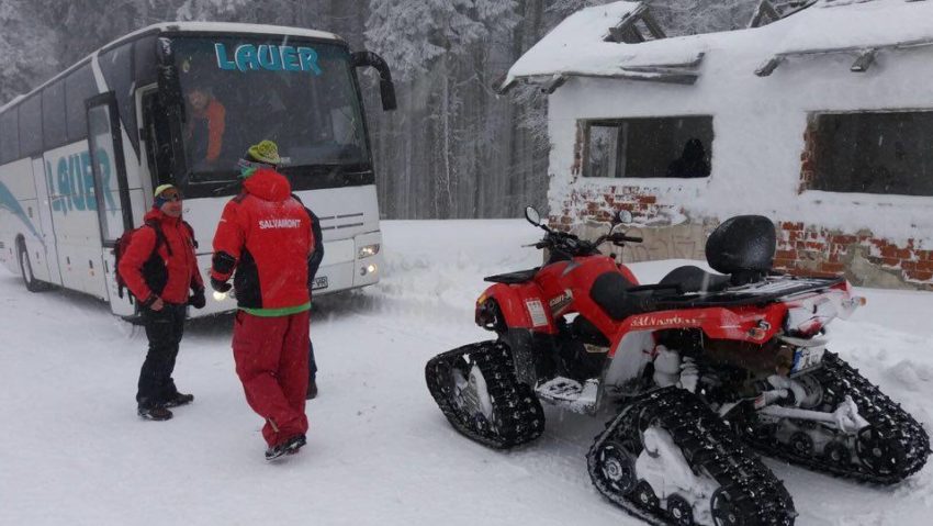 [VIDEO-FOTO] Un autocar cu 42 de copii a rămas înzăpezit între Pasul Prislop şi Semenic