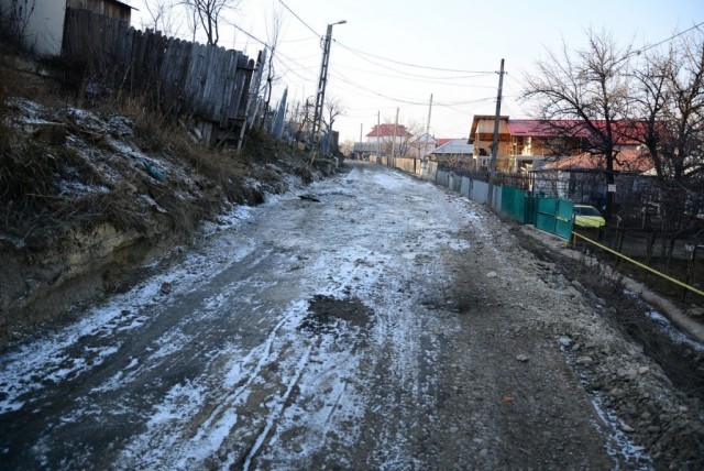 Situaţie disperată la Târnova: Locuitorii se plâng că nu mai pot circula pe străzi