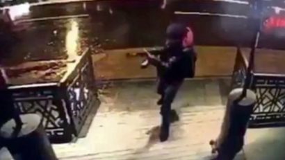 [VIDEO] Imagini cu autorul atacului din Istanbul, suprins de camerele de securitate