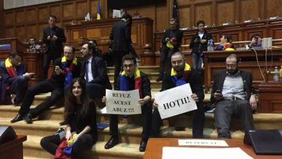 O parte din parlamentarii Uniunii Salvați România au protestat peste noapte în Parlament!