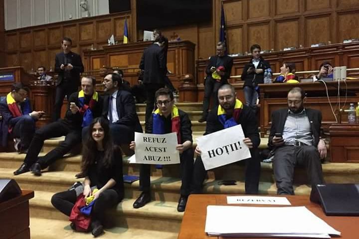 O parte din parlamentarii Uniunii Salvați România au protestat peste noapte în Parlament!