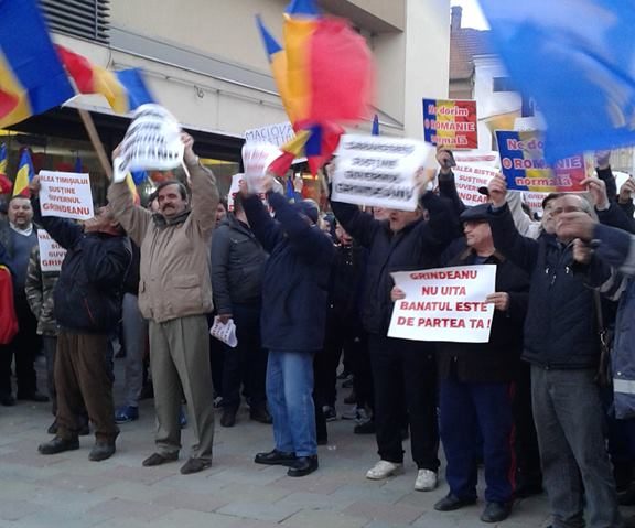 [VIDEO] Miting pro Guvern la Caransebeș. 2.000 de persoane îl susţin pe Grindeanu