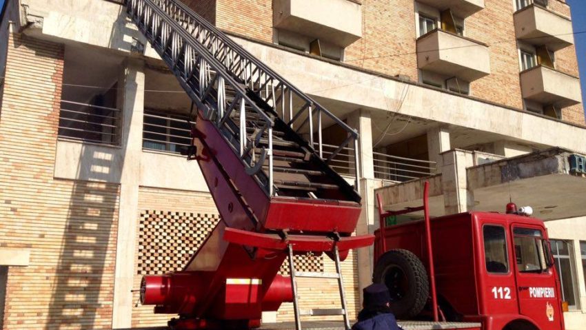 [FOTO] Un ”intrus” a fost evacuat de pompieri din Hotelul Semenic din Reşiţa