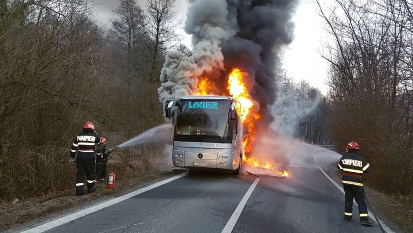 [FOTO] Dimineaţă de coşmar pentru 17 persoane. Un autocar care circula între Reşiţa şi Timişoara a ars ca o torţă