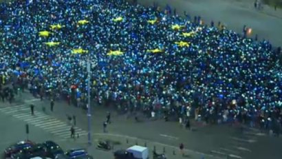 [FOTO] Proteste în Piaţa Victoriei din Capitală. Manifestanţii au creat steagul UE cu hârtii colorate