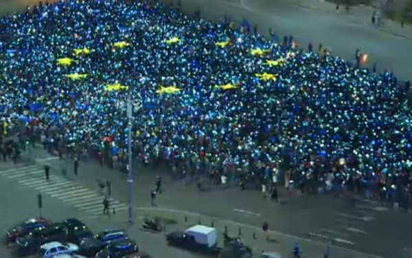 [FOTO] Proteste în Piaţa Victoriei din Capitală. Manifestanţii au creat steagul UE cu hârtii colorate