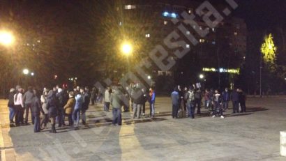 [FOTO] O nouă seară de proteste: La Reşiţa peste 100 de persoane s-au alăturat din spirit civic, ţării