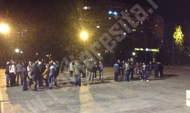 [FOTO] O nouă seară de proteste: La Reşiţa peste 100 de persoane s-au alăturat din spirit civic, ţării