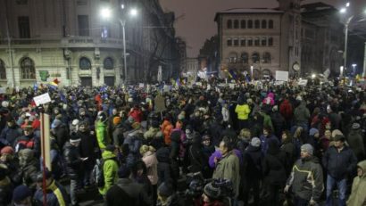 Protestele continuă în Capitală şi în ţară. La Guvern sunt 5.000 de oameni