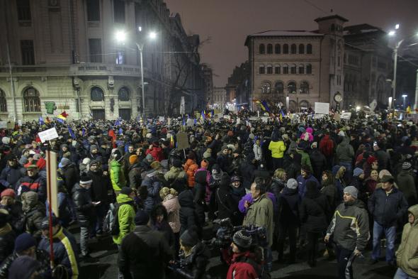 Protestele continuă în Capitală şi în ţară. La Guvern sunt 5.000 de oameni