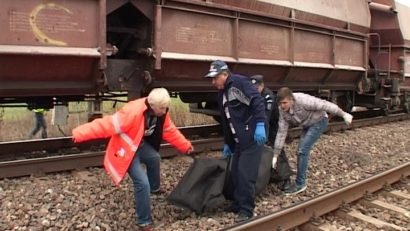 Destin cutremurător în vestul ţării: Un tânăr de 20 de ani, lovit mortal de tren, în timp ce asculta muzică la căști