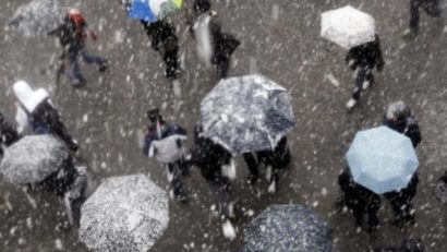 Ne întoarcem la hainele groase. Atenţionare de ploi, lapoviţă şi ninsori!