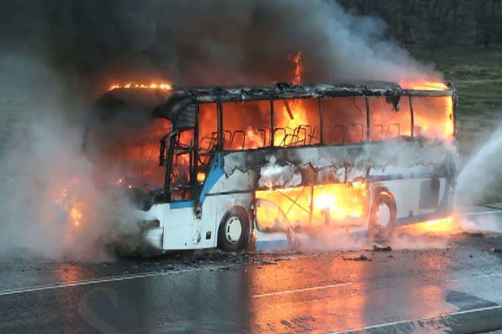 19 morţi în coliziunea dintre un autobuz şi un camion cisternă