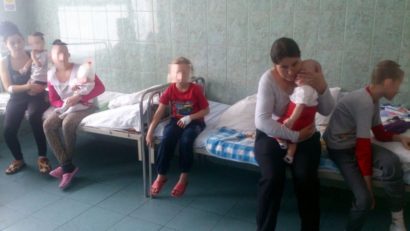 Secţia de pediatrie a Spitalului din Reşiţa este supraaglomerată. Copiii stau şi câte doi în pat