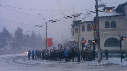 Protestele continuă. Preşedintele Iohannis s-a aflat în mijlocul manifestanţilor