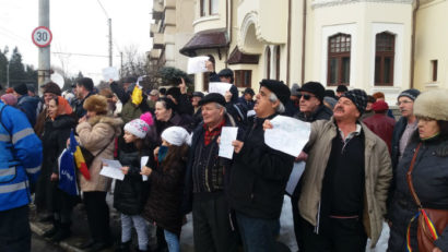 Sute de persoane protestează în faţa Palatului Cotroceni. Dragnea a dat asigurări că partidul nu are nicio legătură cu această contramanifestaţie