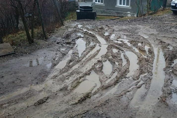 [FOTO] Cartierele Reşiţei cad, pe rând, pradă noroaielor şi lucrărilor executate anapoda de constructori neavizaţi