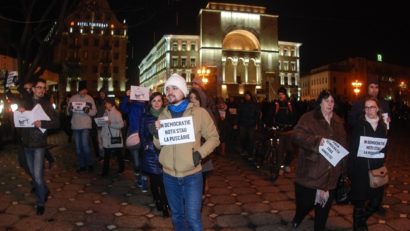 Adoptarea legii graţierii a scos oamenii în stradă. Ei cer demisia Guvernului Grindeanu