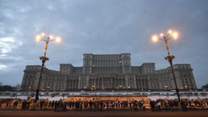 A cincea zi de proteste. Zeci de mii de oameni în marş spre Parlament