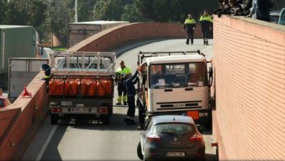 Un şofer care conducea pe contrasens un camion cu o încărcătură periculoasă a fost arestat cu focuri de armă la Barcelona