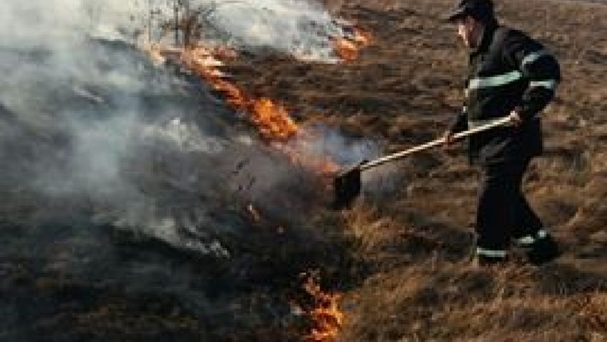 [FOTO] Incendierea terenurilor rămâne o practică folosită încă de mulţi agricultori, deşi este interzisă