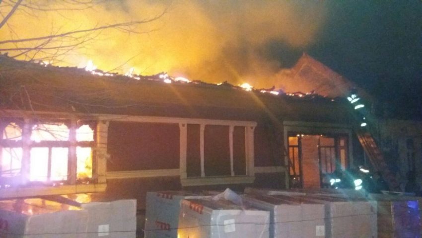 [FOTO] Incendiu devastator în Caraş-Severin. O femeie de 99 de ani a pierit în flăcări