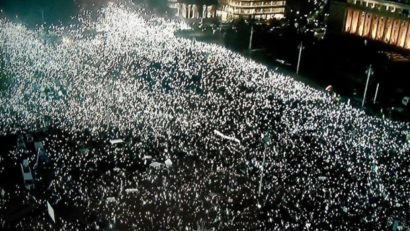 Protest la Guvern: Manifestanţii au „aprins” Piaţa Victoriei cu ecranele telefonelor mobile şi cu lanterne