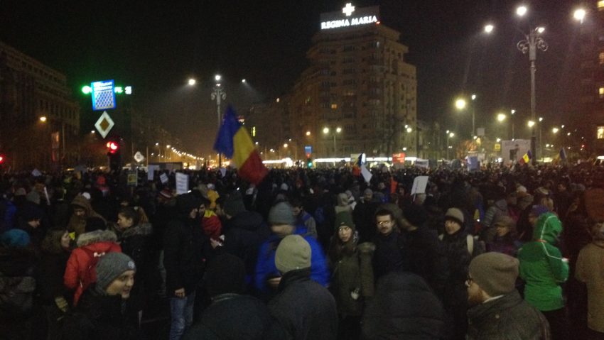 [FOTO] Proteste de amploare în Bucureşti şi în mai multe oraşe din ţară, pentru a treia seară consecutiv