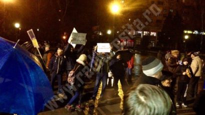 [FOTO] Reşiţenii nu renunţă! Continuă să iasă în stradă şi să protesteze împotriva modificărilor codurilor penale