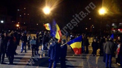 O nouă zi de proteste la Reşiţa. Oamenii îşi manifestă revolta față de ordonanța de urgență care a aprins întreaga țară