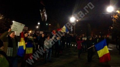 [FOTO] A doua seară de proteste la Reşiţa. Coloana de protestatari plecată din parcul Tricolorului, a ajuns în centrul civic