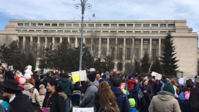 Protest paşnic al părinţilor cu copii în Piaţa Victoriei