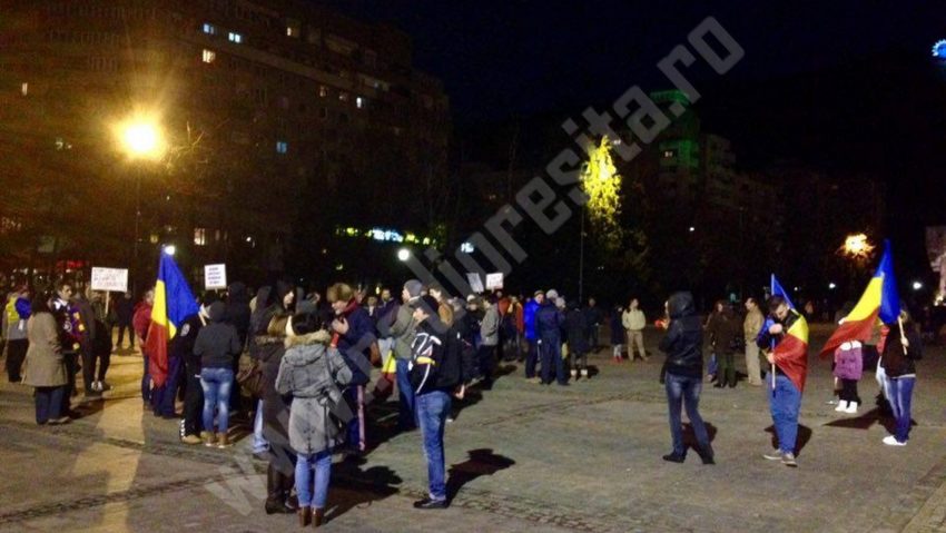 [FOTO] Încă o zi de proteste la Reşiţa. Sute de oameni cer demisia Guvernului