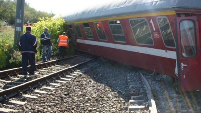 La un pas de tragedie: Un tren cu călători a deraiat în vestul ţării