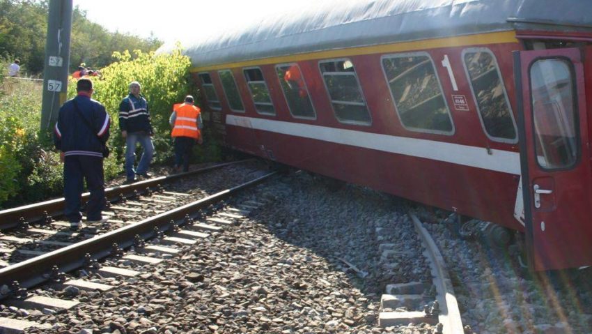 La un pas de tragedie: Un tren cu călători a deraiat în vestul ţării