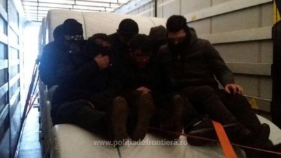 [FOTO-VIDEO] Surpriză la frontiera de vest! 6 migranţi au ajuns „miraculos” într-un tir turcesc