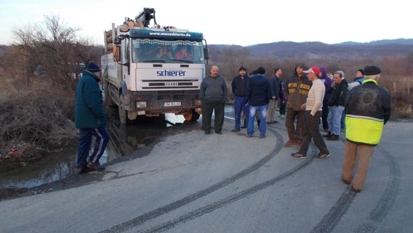 [FOTO] Transportatorii de lemne ignoră restricţiile forului judeţean. Localnicii dintr-o localitate din Caraş-Severin îşi fac singuri dreptate