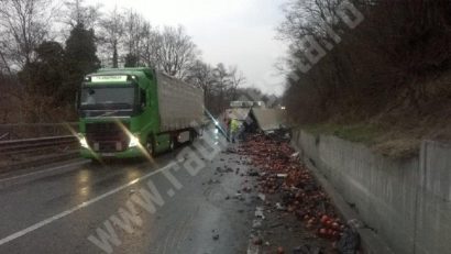 Atenţie şoferi! Trafic restricţionat pe DN6, pentru tractarea unui TIR răsturnat