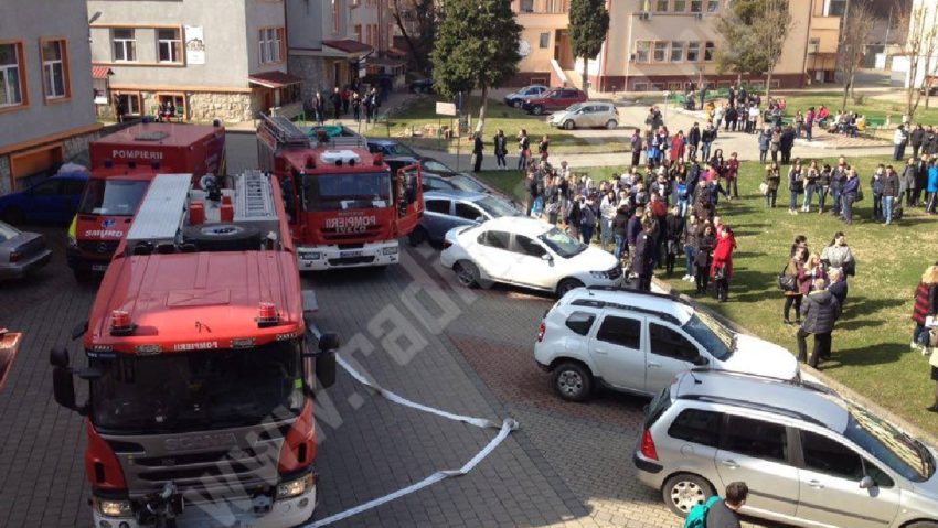 [VIDEO-FOTO] Studenții reșițeni au fost evacuați de pompieri