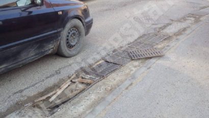 [FOTO] Cea mai intens circulată stradă din Reşiţa, o veşnică pacoste pentru şoferi. Primăria caută soluţii…