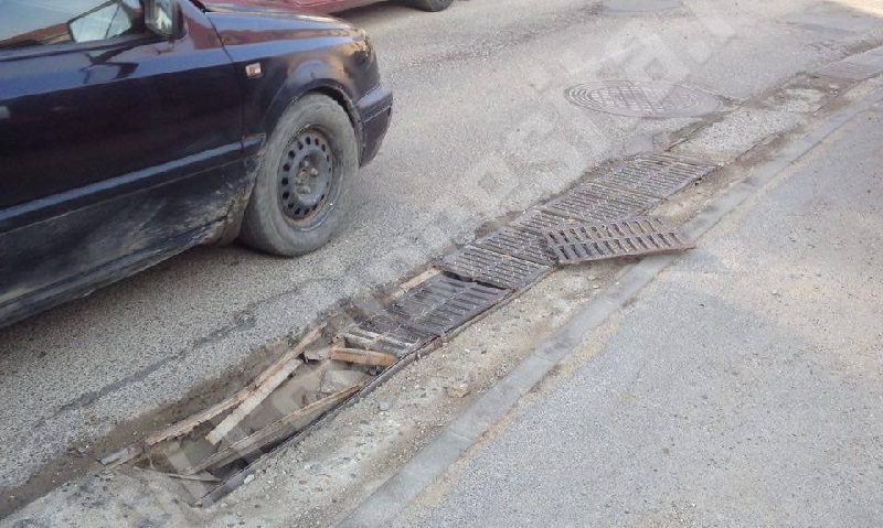 [FOTO] Cea mai intens circulată stradă din Reşiţa, o veşnică pacoste pentru şoferi. Primăria caută soluţii…