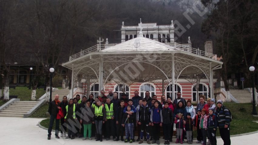 [FOTO] Plimbare și ecologizare în Munții Cernei