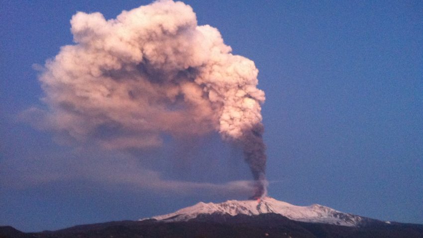 Vulcanul Etna a erupt violent. Cel puţin zece răniţi