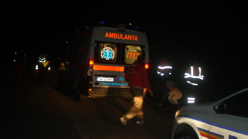 [FOTO] Tragedie în vestul ţării. O femeie a fost omorâtă chiar în faţa casei şi lăsată într-o baltă de sânge