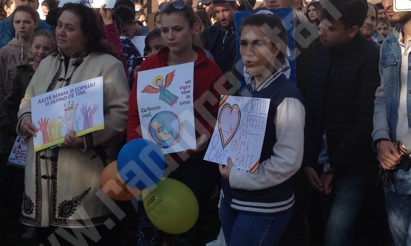 [FOTO] Biserica, românii şi copiii: Un NU ferm avortului. Sute de oameni au mărşăluit pentru viaţă pe străzile din Banat