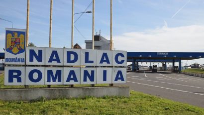 La PTF Nădlac, pe jos sau cu autoturismul, românii aşteaptă ore în şir să intre în ţară